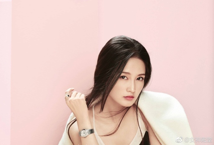干净清新的美女明星李沁时尚大片玩转时尚搭配 2