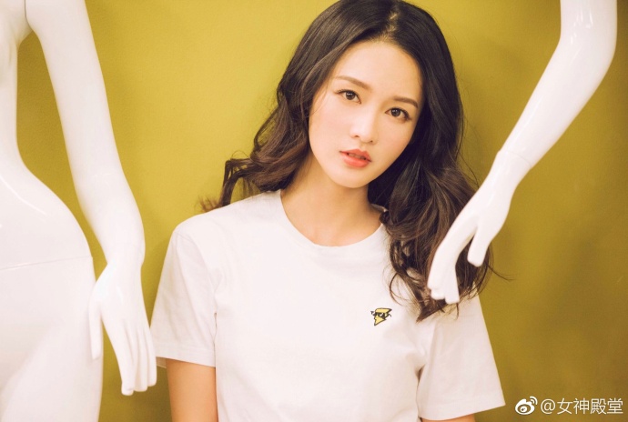 干净清新的美女明星李沁时尚大片玩转时尚搭配 6