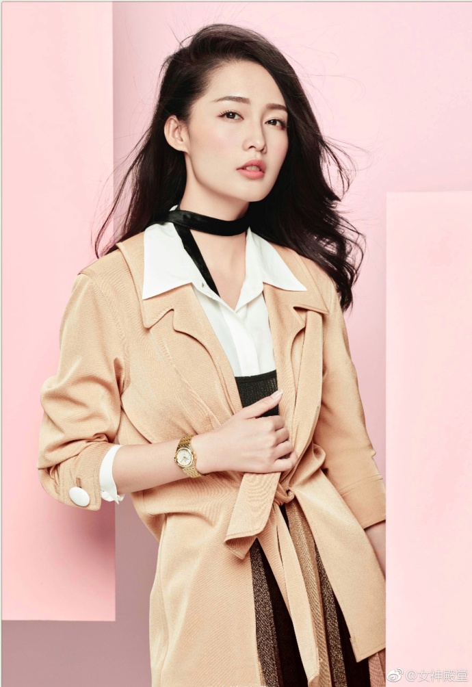 干净清新的美女明星李沁时尚大片玩转时尚搭配 8