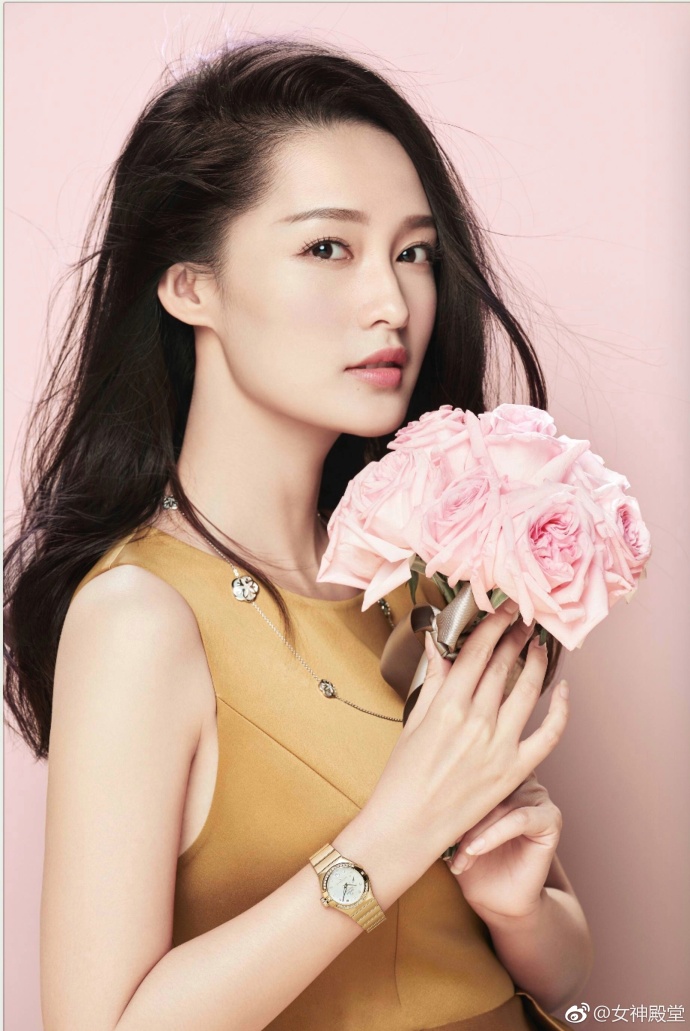 干净清新的美女明星李沁时尚大片玩转时尚搭配 9