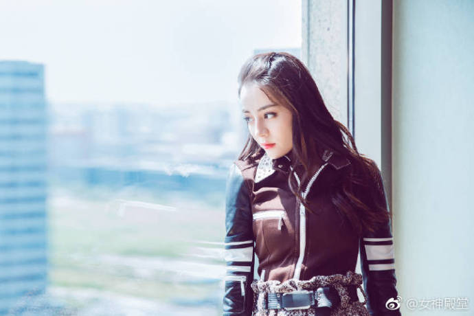 新疆美女明星迪丽热巴可爱活泼活动花絮图片 2