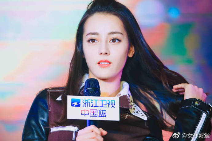 新疆美女明星迪丽热巴可爱活泼活动花絮图片 5