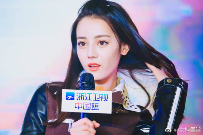 新疆美女明星迪丽热巴可爱活泼活动花絮图片 9