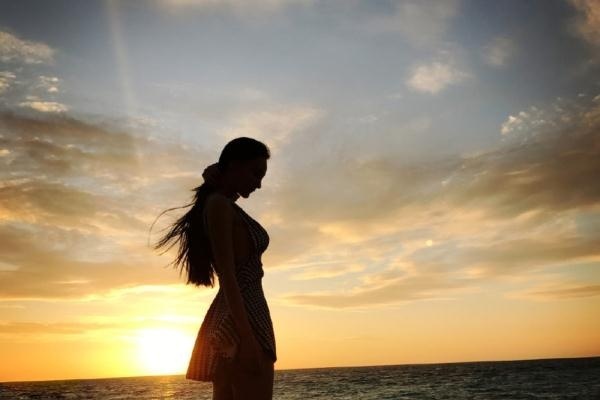 江苏美女明星张馨予侧露美肌胸部傲人长腿纤细 5