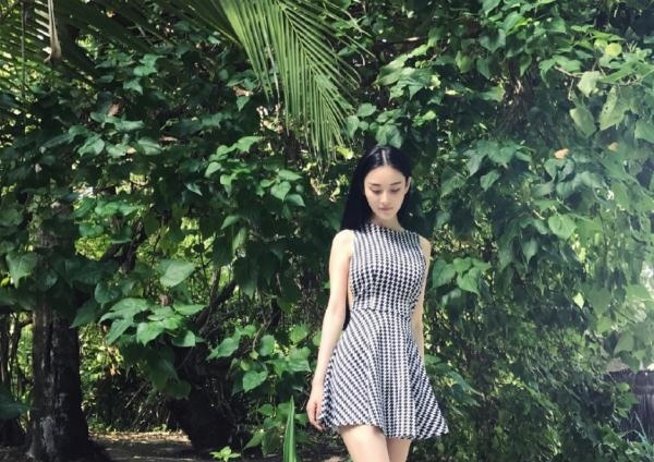 江苏美女明星张馨予侧露美肌胸部傲人长腿纤细 8
