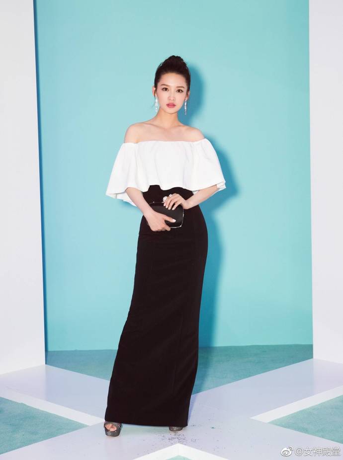 内地女演员李沁黑白拼接礼服气质写真 3