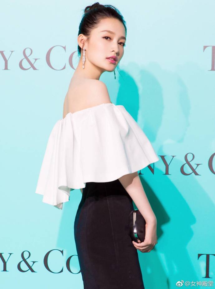内地女演员李沁黑白拼接礼服气质写真 4