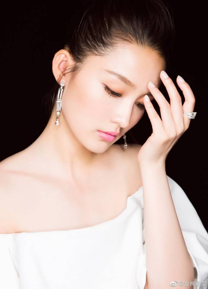 内地女演员李沁黑白拼接礼服气质写真 7