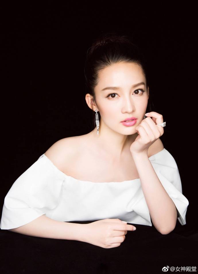 内地女演员李沁黑白拼接礼服气质写真 8
