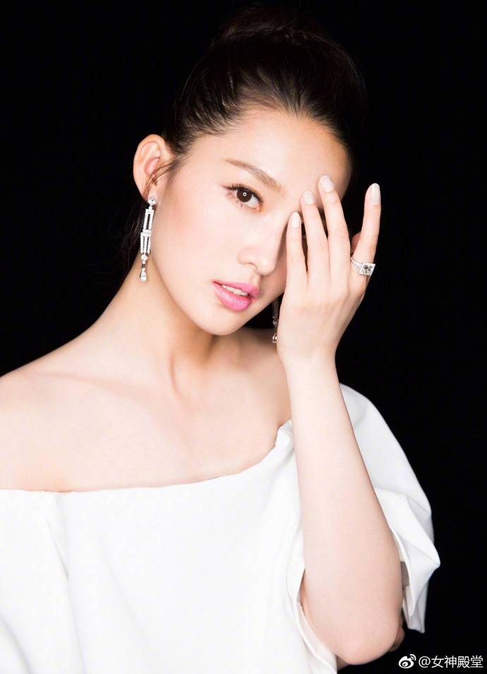 内地女演员李沁黑白拼接礼服气质写真 9