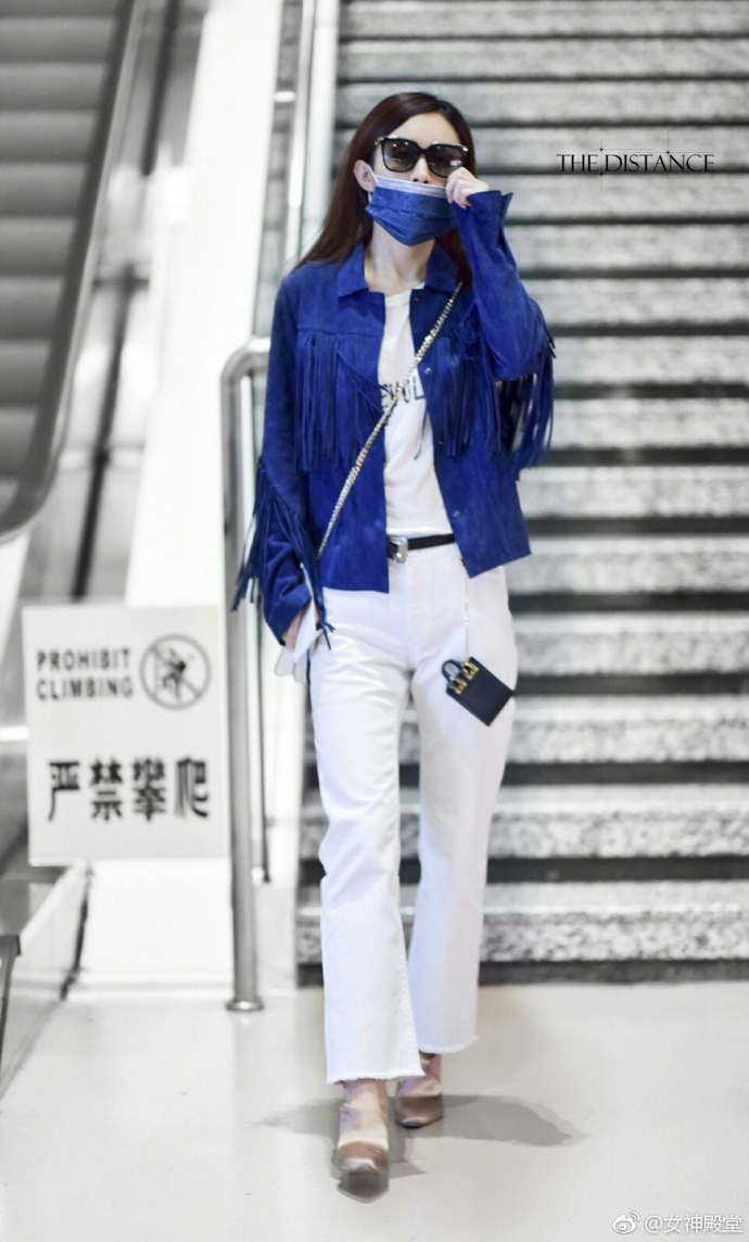 内地女演员赵丽颖白色T恤加白色长裤外搭蓝色外 5