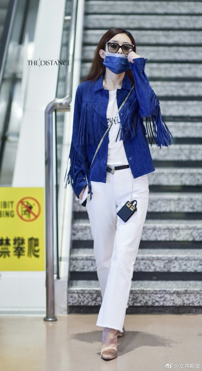 内地女演员赵丽颖白色T恤加白色长裤外搭蓝色外 7