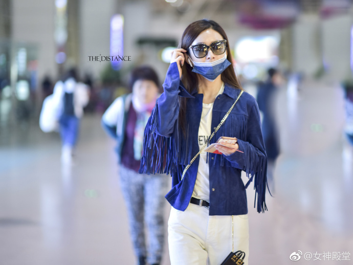 内地女演员赵丽颖白色T恤加白色长裤外搭蓝色外 8
