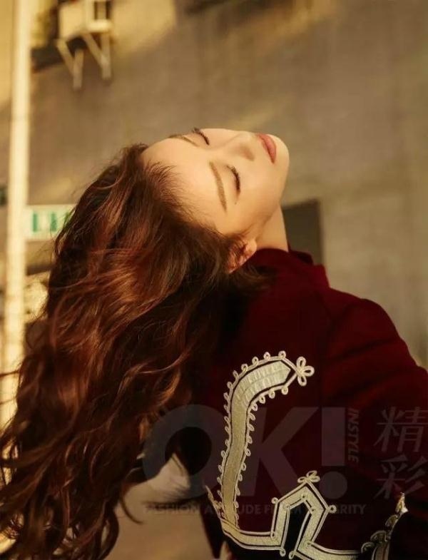 大嘴女明星倪妮羊毛机车夹克化身复古女郎 5