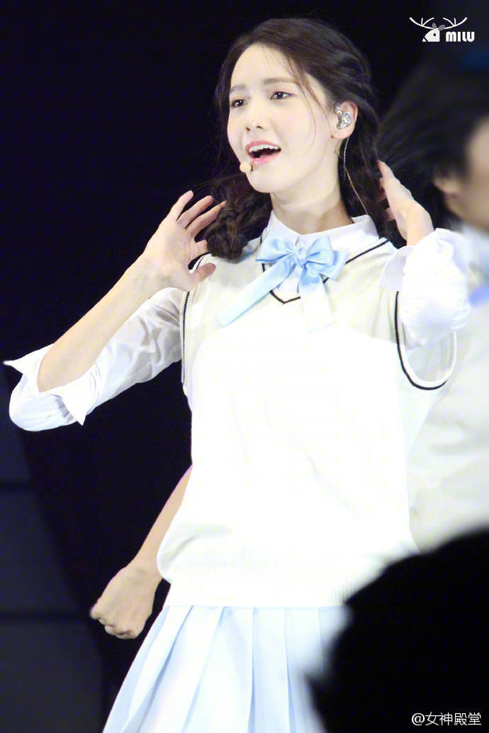 韩国美女明星林允儿小姐姐活泼起来很可爱也很 8