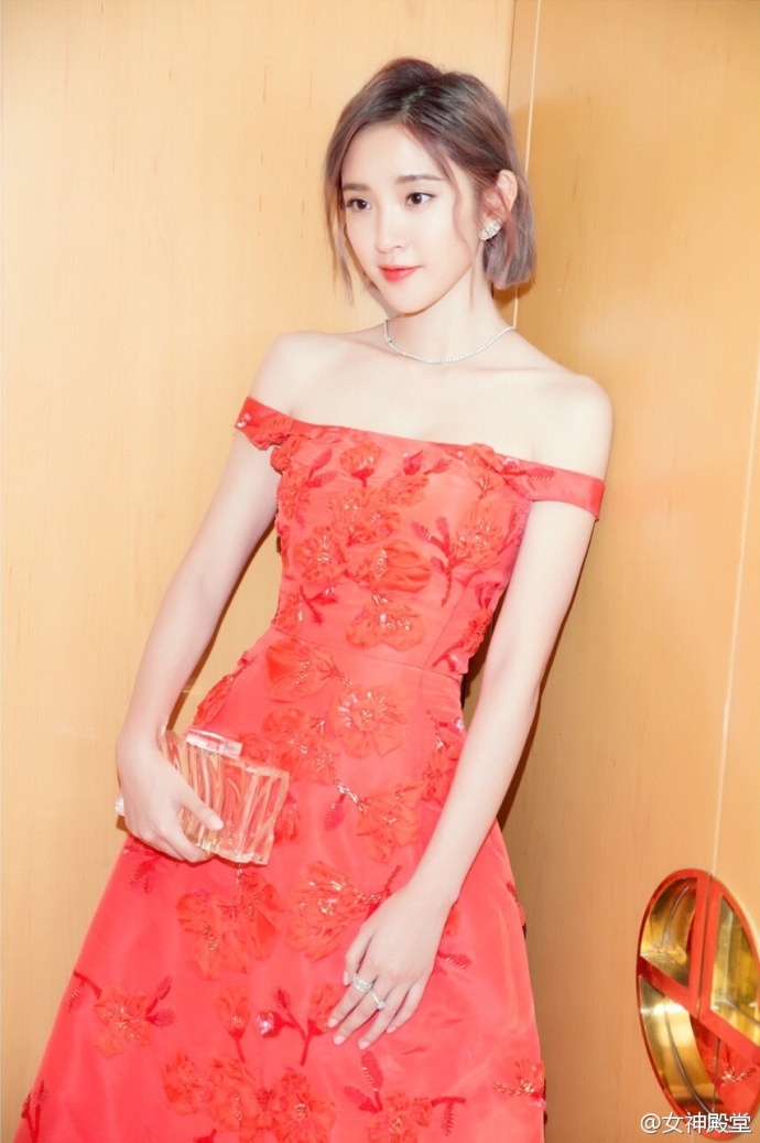 四川美女明星唐艺昕红色礼服搭配简单干净的短 2