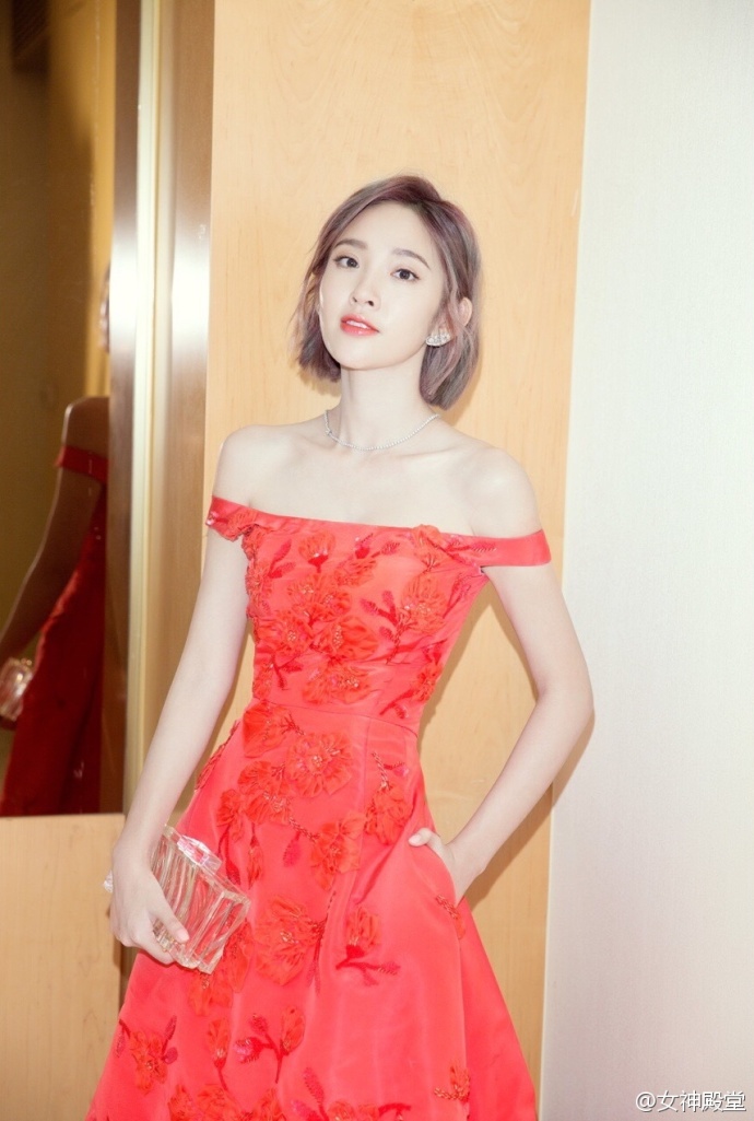 四川美女明星唐艺昕红色礼服搭配简单干净的短 4