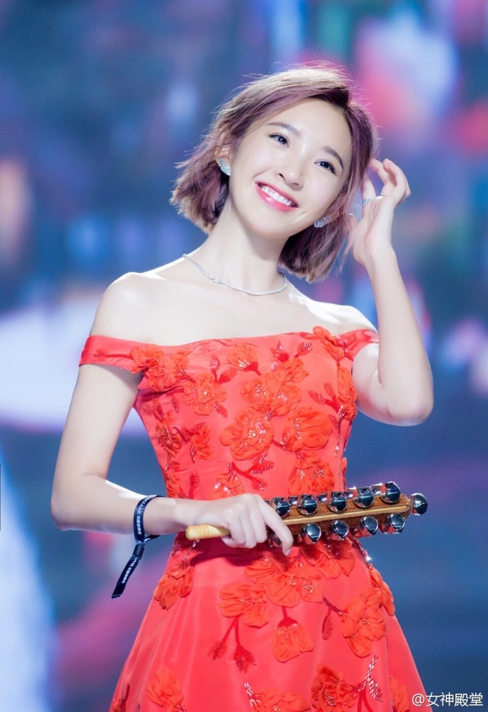 四川美女明星唐艺昕红色礼服搭配简单干净的短 5