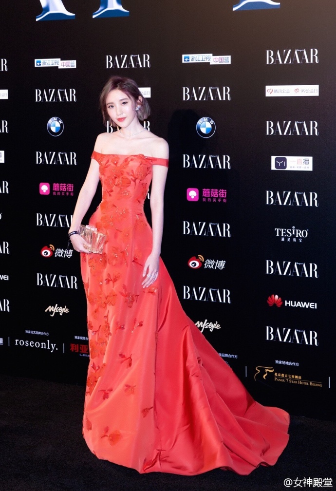 四川美女明星唐艺昕红色礼服搭配简单干净的短 7