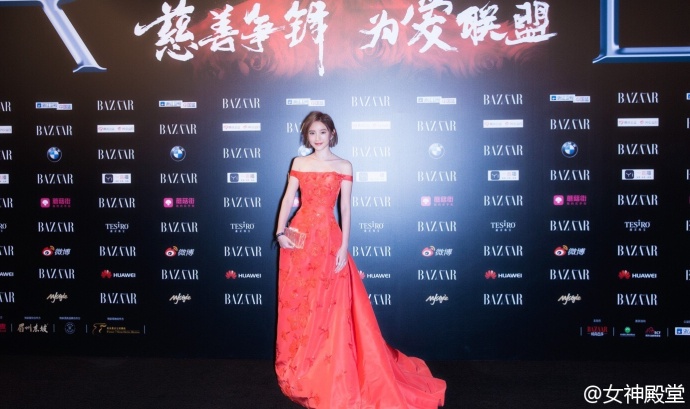 四川美女明星唐艺昕红色礼服搭配简单干净的短 8