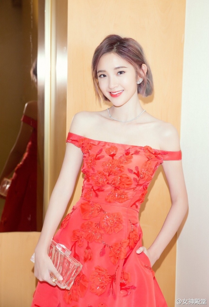 四川美女明星唐艺昕红色礼服搭配简单干净的短 9