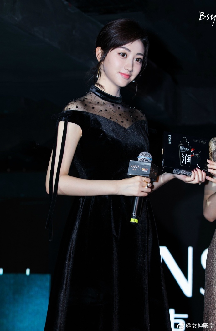 山西美女明星景甜出席某活动被媒体围绕人气越 2