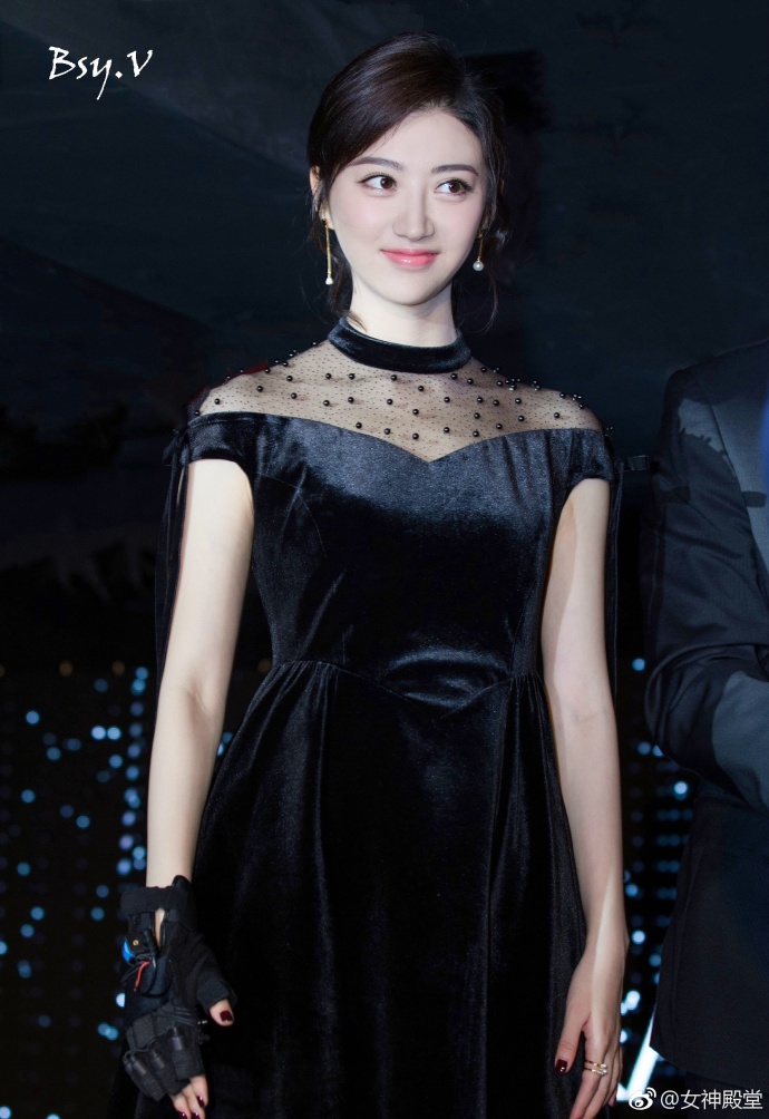 山西美女明星景甜出席某活动被媒体围绕人气越 3