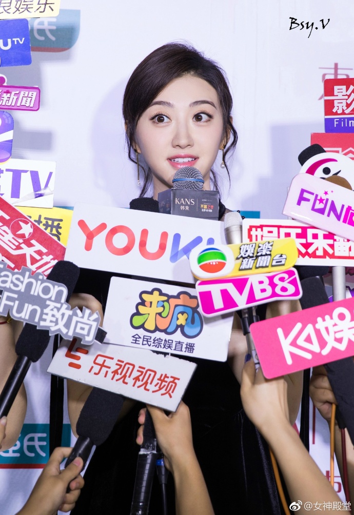 山西美女明星景甜出席某活动被媒体围绕人气越 4