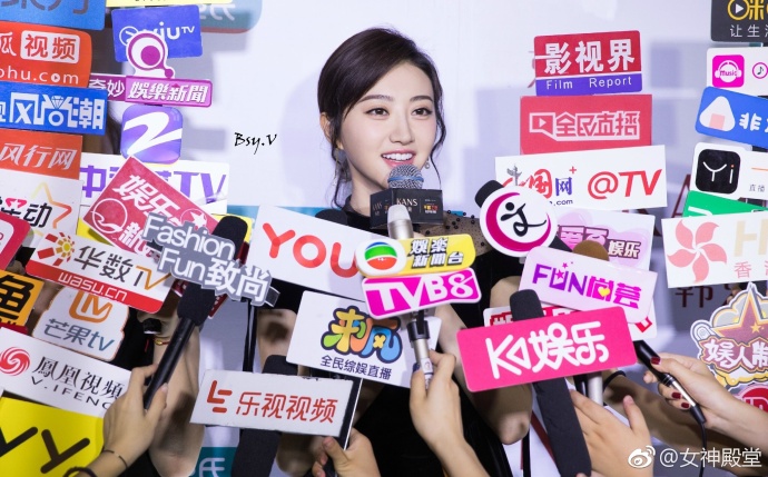山西美女明星景甜出席某活动被媒体围绕人气越 5
