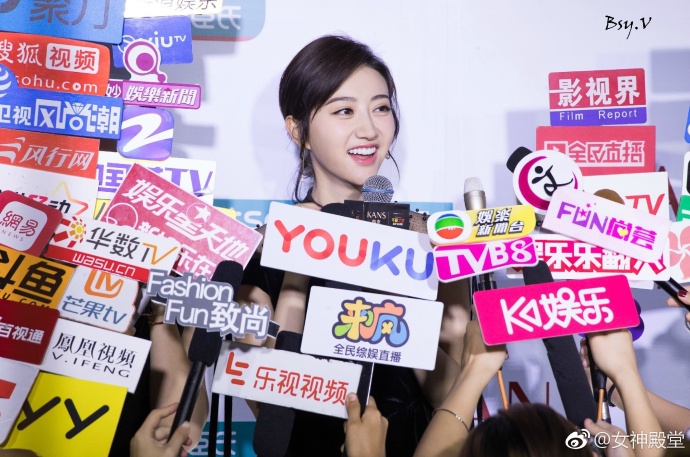 山西美女明星景甜出席某活动被媒体围绕人气越 6