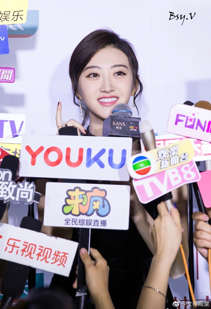 山西美女明星景甜出席某活动被媒体围绕人气越 7