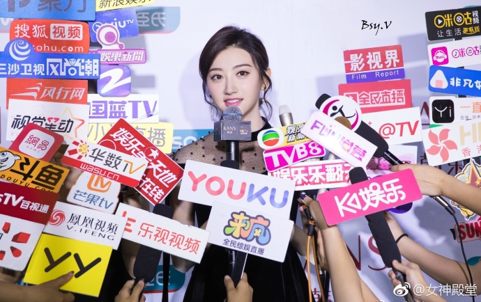 山西美女明星景甜出席某活动被媒体围绕人气越 8