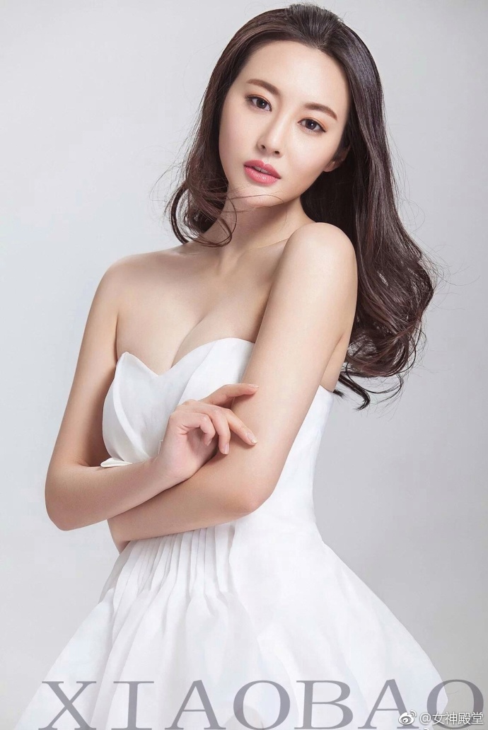 新人小花李纯超美气质完美身材曲线写真 4