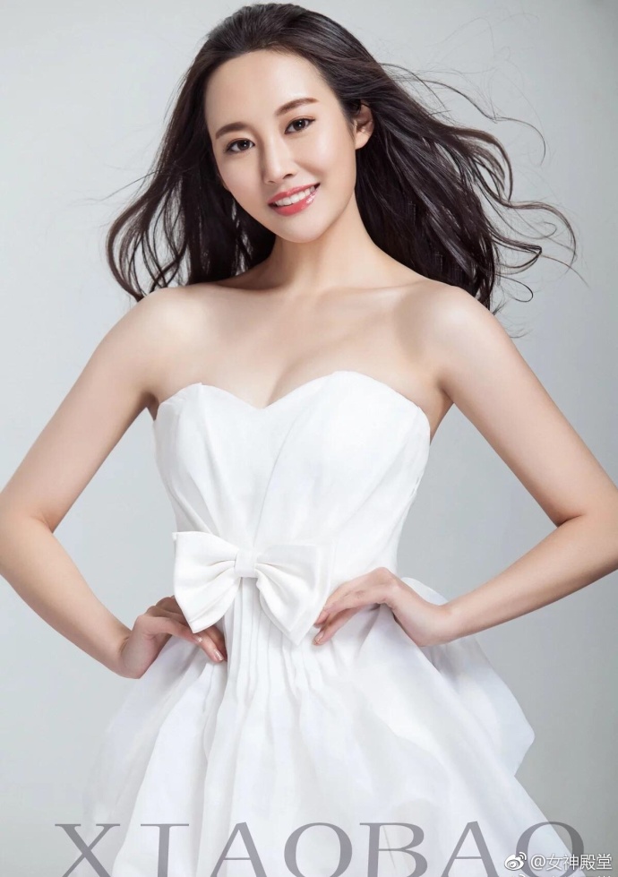 新人小花李纯超美气质完美身材曲线写真 5
