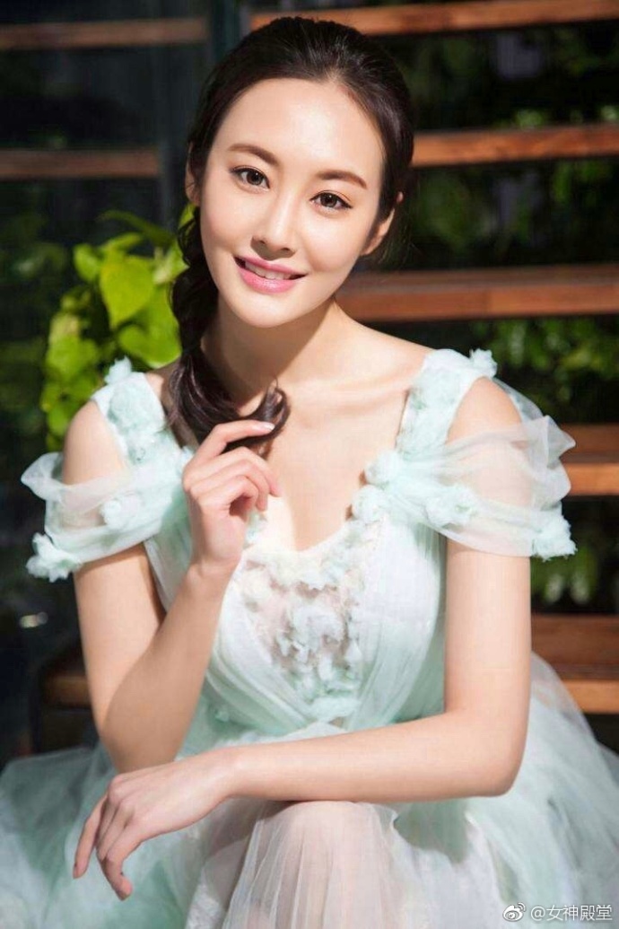 新人小花李纯超美气质完美身材曲线写真 6