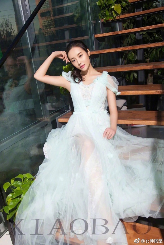新人小花李纯超美气质完美身材曲线写真 7