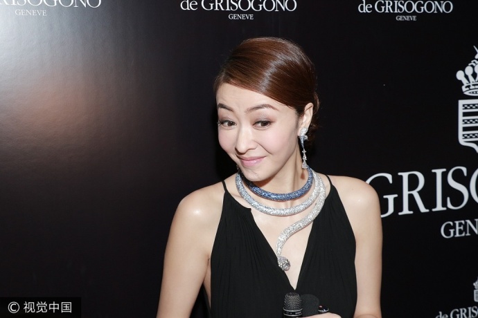 香港美女明星熊黛林现身某活动身着黑色深V长裙 3