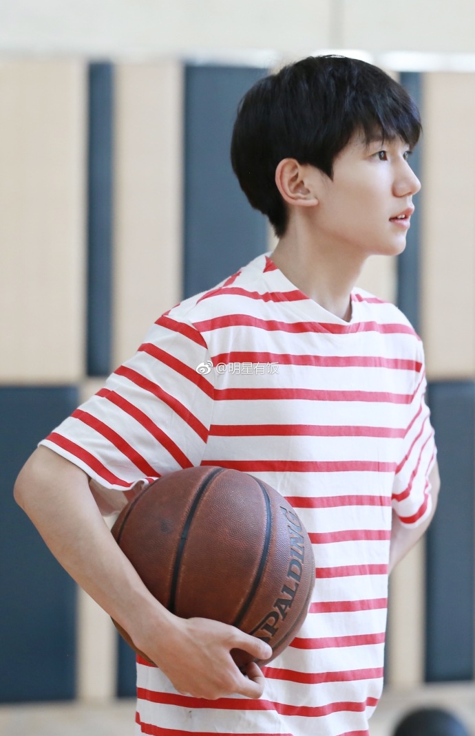 小鲜肉明星帅哥TFBOYS-王源红白间条T恤黑色运动裤 2