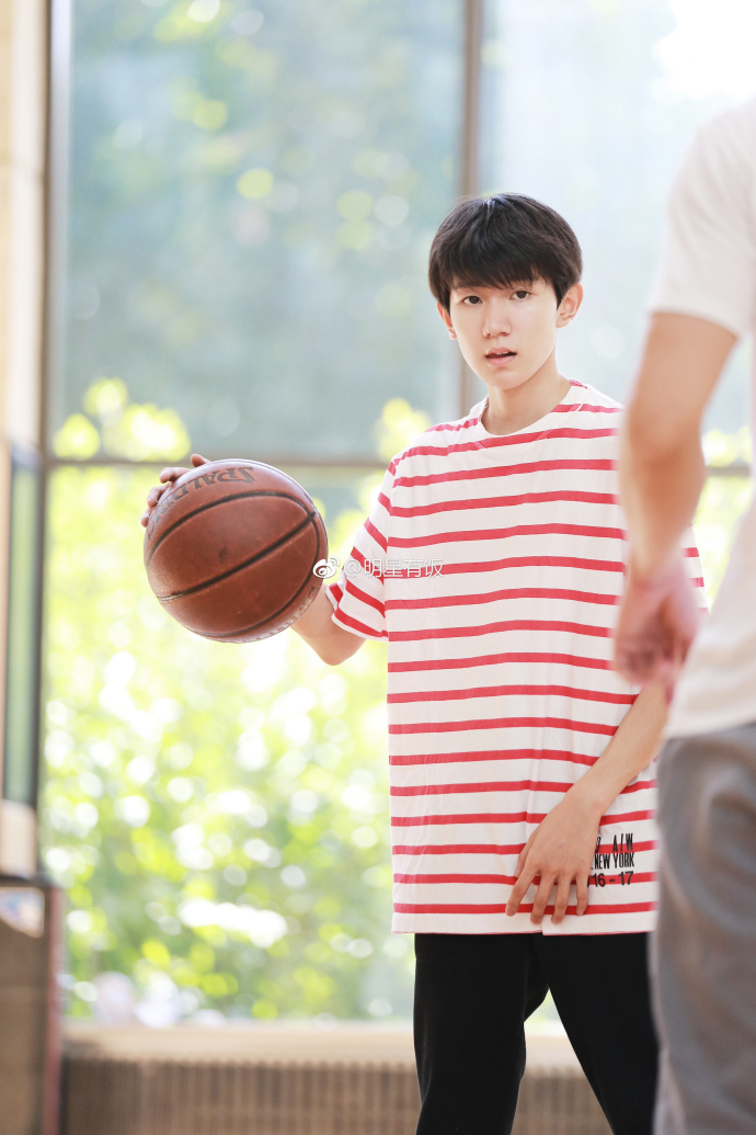 小鲜肉明星帅哥TFBOYS-王源红白间条T恤黑色运动裤 7
