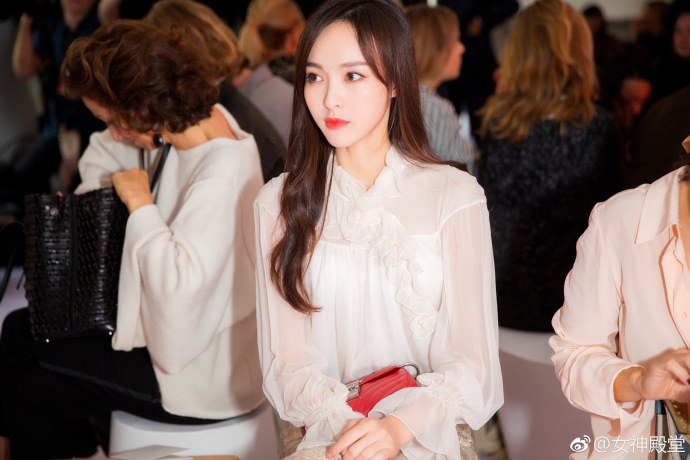 上海美女明星唐嫣花边衬衫搭配金色阔腿裤现身 6