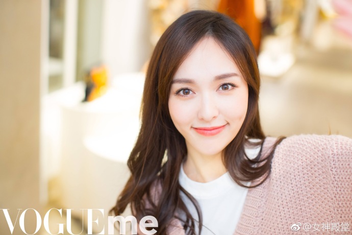 上海美女明星唐嫣花边衬衫搭配金色阔腿裤现身 7