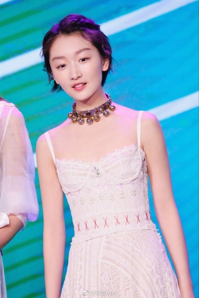 古灵精怪小眼美女明星周冬雨演绎性感小女人穿 2
