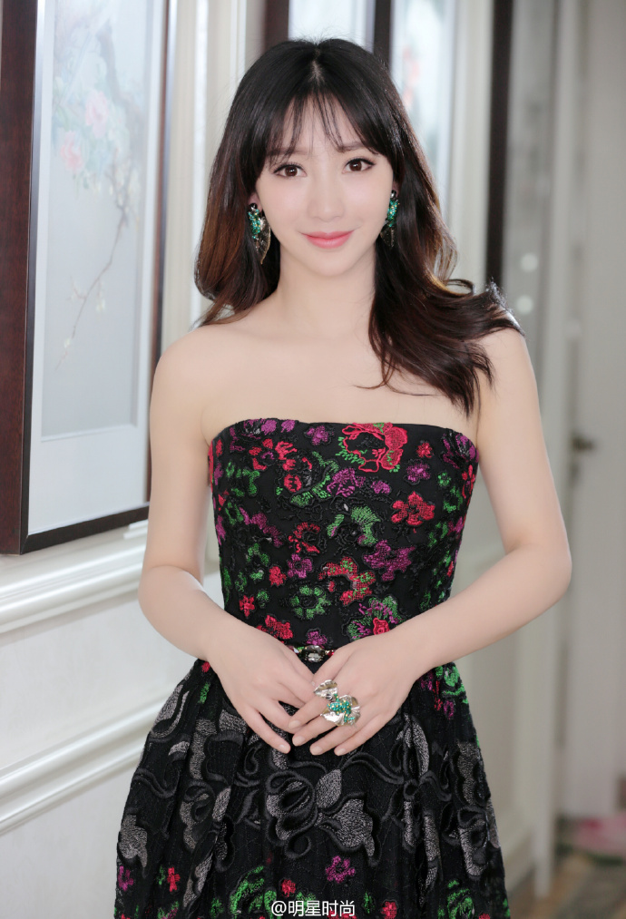 性感女星柳岩抹胸裙礼服和耳环搭配得体大方又 6