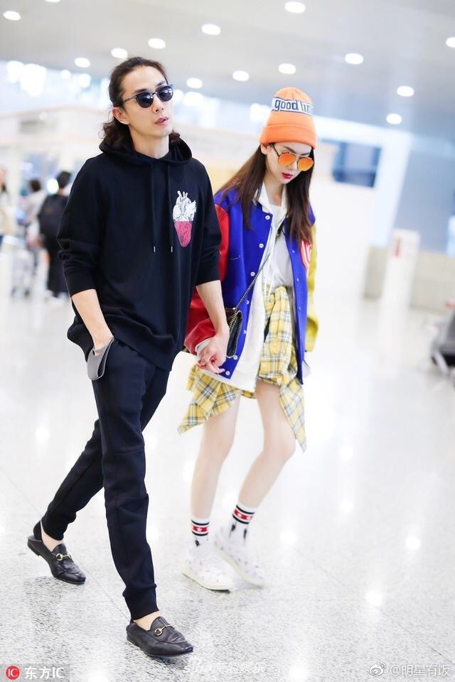 明星夫妻李承铉戚薇王者夫妇牵手搂腰行走的甜