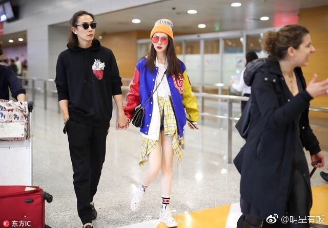 明星夫妻李承铉戚薇王者夫妇牵手搂腰行走的甜 2