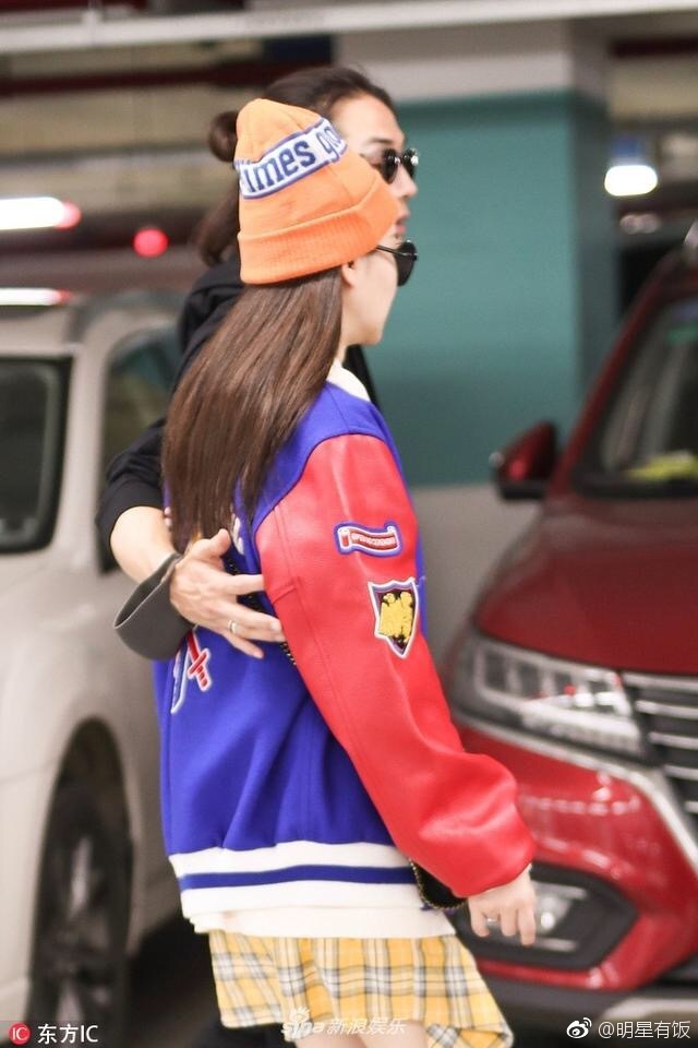 明星夫妻李承铉戚薇王者夫妇牵手搂腰行走的甜 4