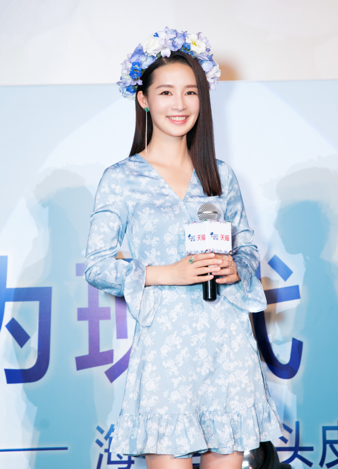 长发美女演员李沁出席海飞丝代言活动路透照 3