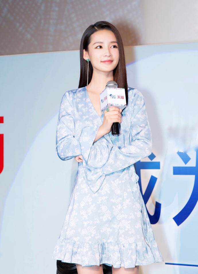 长发美女演员李沁出席海飞丝代言活动路透照 5