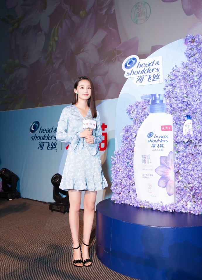长发美女演员李沁出席海飞丝代言活动路透照 8