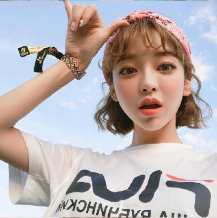 短发美女嘟嘴卖萌自拍照图片